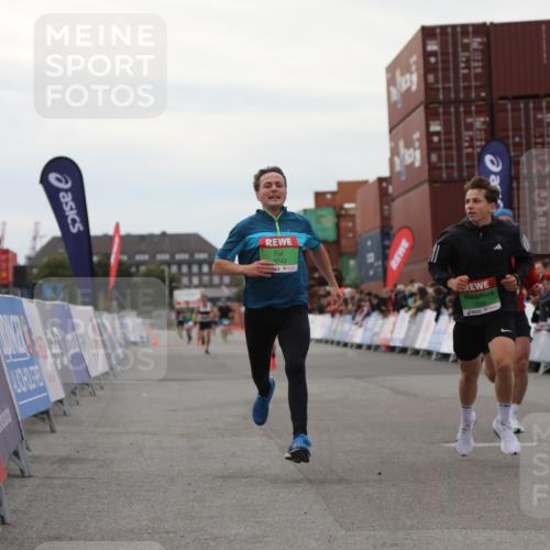 03.10.2025 - Köhlbrandbrückenlauf Yannick Fuchs http://msf.ph/oto/8984381 03.10.2025 15:55:47 Ziel 7043, 7286, 7968, 9743 meine-sportfotos.de