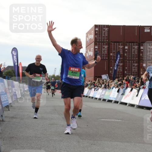 03.10.2025 - Köhlbrandbrückenlauf Yannick Fuchs http://msf.ph/oto/8984382 03.10.2025 16:08:55 Ziel 7057, 7141, 7191, 7333, 7336, 7585, 8118, 8725, 8931 meine-sportfotos.de