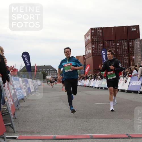 03.10.2025 - Köhlbrandbrückenlauf Yannick Fuchs http://msf.ph/oto/8984383 03.10.2025 15:55:47 Ziel 7043, 7286, 7968, 9743 meine-sportfotos.de