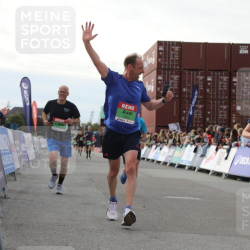 03.10.2025 - Köhlbrandbrückenlauf Yannick Fuchs http://msf.ph/oto/8984384 03.10.2025 16:08:55 Ziel 7057, 7141, 7191, 7333, 7336, 7585, 8118, 8725, 8931 meine-sportfotos.de