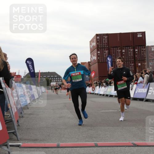 03.10.2025 - Köhlbrandbrückenlauf Yannick Fuchs http://msf.ph/oto/8984385 03.10.2025 15:55:47 Ziel 7043, 7286, 7968, 9743 meine-sportfotos.de