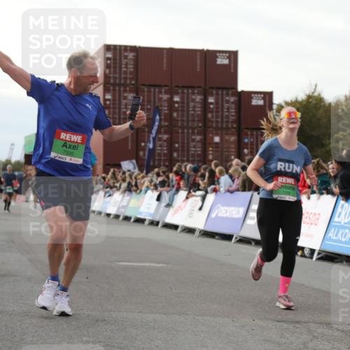 03.10.2025 - Köhlbrandbrückenlauf Yannick Fuchs http://msf.ph/oto/8984386 03.10.2025 16:08:56 Ziel 7057, 7141, 7333, 7336, 7585, 8118, 8725, 8931 meine-sportfotos.de