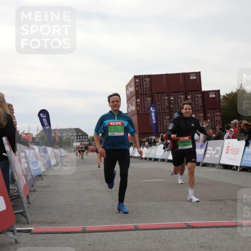 03.10.2025 - Köhlbrandbrückenlauf Yannick Fuchs http://msf.ph/oto/8984387 03.10.2025 15:55:47 Ziel 7043, 7286, 7968, 9743 meine-sportfotos.de