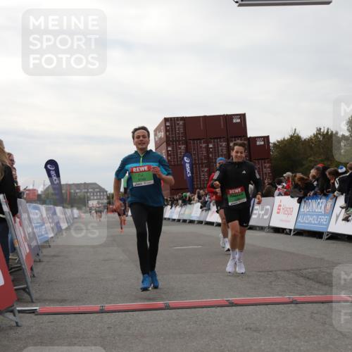 03.10.2025 - Köhlbrandbrückenlauf Yannick Fuchs http://msf.ph/oto/8984389 03.10.2025 15:55:47 Ziel 7043, 7286, 7968, 9743 meine-sportfotos.de