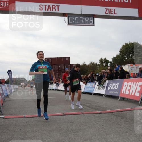 03.10.2025 - Köhlbrandbrückenlauf Yannick Fuchs http://msf.ph/oto/8984391 03.10.2025 15:55:48 Ziel 7043, 7286, 7456, 7968, 9743 meine-sportfotos.de
