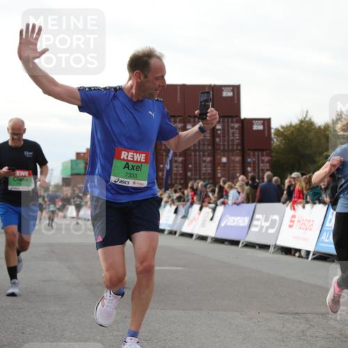 03.10.2025 - Köhlbrandbrückenlauf Yannick Fuchs http://msf.ph/oto/8984392 03.10.2025 16:08:56 Ziel 7057, 7141, 7333, 7336, 7585, 8118, 8725, 8931 meine-sportfotos.de