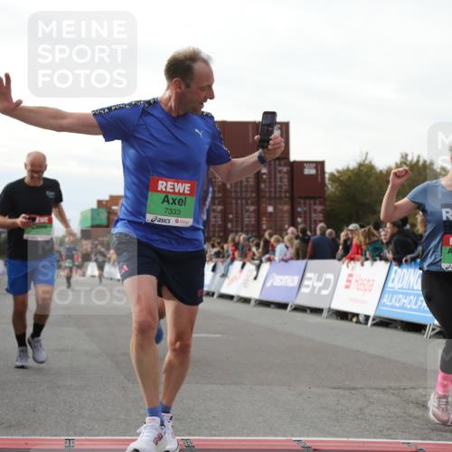 03.10.2025 - Köhlbrandbrückenlauf Yannick Fuchs http://msf.ph/oto/8984394 03.10.2025 16:08:56 Ziel 7057, 7141, 7333, 7336, 7585, 8118, 8725, 8931 meine-sportfotos.de