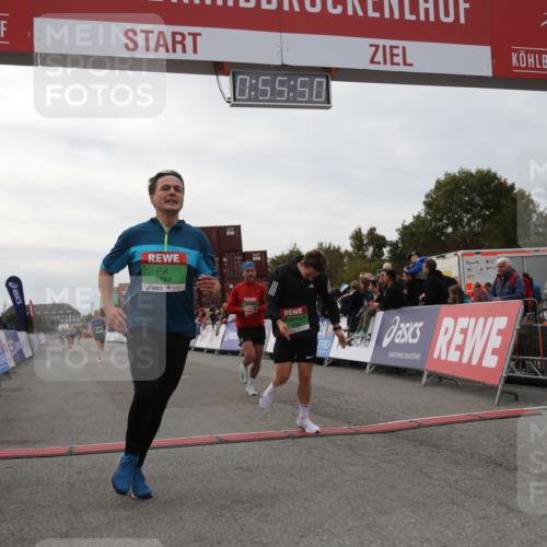 03.10.2025 - Köhlbrandbrückenlauf Yannick Fuchs http://msf.ph/oto/8984395 03.10.2025 15:55:48 Ziel 7043, 7286, 7456, 7968, 9743 meine-sportfotos.de