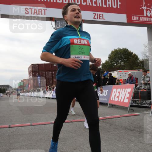 03.10.2025 - Köhlbrandbrückenlauf Yannick Fuchs http://msf.ph/oto/8984400 03.10.2025 15:55:48 Ziel 7043, 7286, 7456, 7968, 9743 meine-sportfotos.de