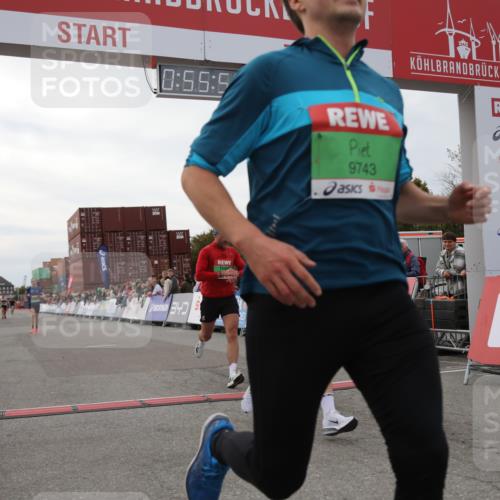 03.10.2025 - Köhlbrandbrückenlauf Yannick Fuchs http://msf.ph/oto/8984402 03.10.2025 15:55:49 Ziel 7043, 7286, 7456, 7968, 9743 meine-sportfotos.de