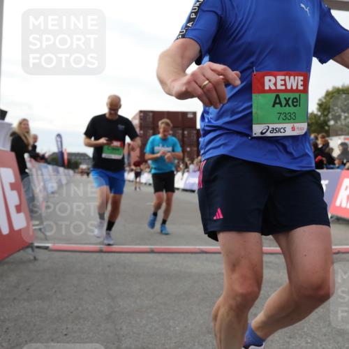 03.10.2025 - Köhlbrandbrückenlauf Yannick Fuchs http://msf.ph/oto/8984404 03.10.2025 16:08:57 Ziel 7057, 7141, 7333, 7336, 7501, 7585, 8725, 8931 meine-sportfotos.de