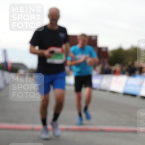 03.10.2025 - Köhlbrandbrückenlauf Yannick Fuchs http://msf.ph/oto/8984406 03.10.2025 16:08:58 Ziel 7057, 7141, 7333, 7336, 7501, 7585, 8725, 8931 meine-sportfotos.de