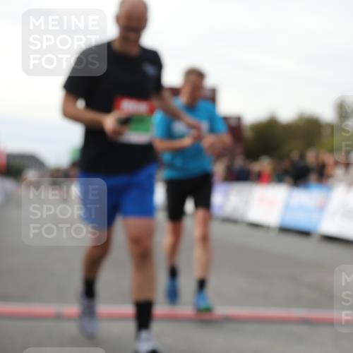 03.10.2025 - Köhlbrandbrückenlauf Yannick Fuchs http://msf.ph/oto/8984408 03.10.2025 16:08:58 Ziel 7057, 7141, 7333, 7336, 7501, 7585, 8725, 8931 meine-sportfotos.de