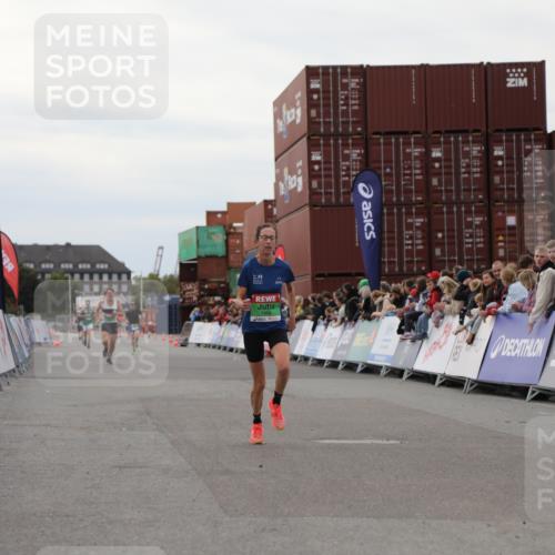 03.10.2025 - Köhlbrandbrückenlauf Yannick Fuchs http://msf.ph/oto/8984411 03.10.2025 15:55:50 Ziel 7043, 7286, 7456, 7968, 9743 meine-sportfotos.de