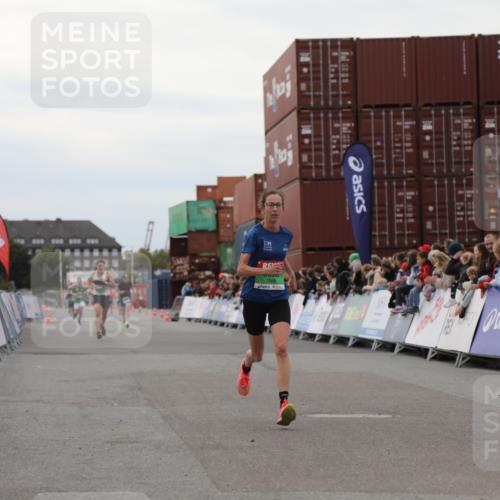 03.10.2025 - Köhlbrandbrückenlauf Yannick Fuchs http://msf.ph/oto/8984412 03.10.2025 15:55:50 Ziel 7043, 7286, 7456, 7968, 9743 meine-sportfotos.de