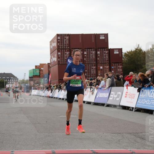 03.10.2025 - Köhlbrandbrückenlauf Yannick Fuchs http://msf.ph/oto/8984424 03.10.2025 15:55:52 Ziel 7043, 7456, 7555, 7968 meine-sportfotos.de