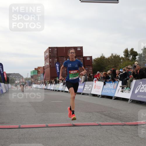 03.10.2025 - Köhlbrandbrückenlauf Yannick Fuchs http://msf.ph/oto/8984427 03.10.2025 15:55:52 Ziel 7043, 7456, 7555, 7968 meine-sportfotos.de