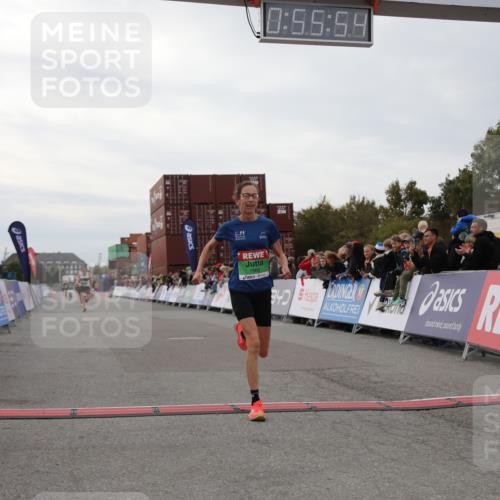 03.10.2025 - Köhlbrandbrückenlauf Yannick Fuchs http://msf.ph/oto/8984429 03.10.2025 15:55:52 Ziel 7043, 7456, 7555, 7968 meine-sportfotos.de