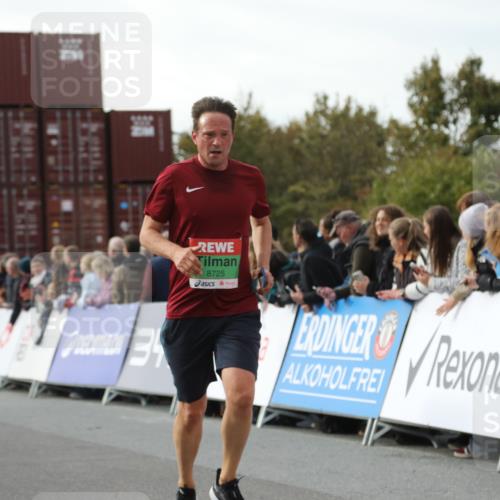 03.10.2025 - Köhlbrandbrückenlauf Yannick Fuchs http://msf.ph/oto/8984436 03.10.2025 16:09:01 Ziel 7057, 7379, 7501, 7585, 8725, 9139 meine-sportfotos.de