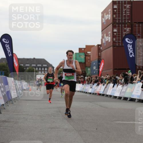 03.10.2025 - Köhlbrandbrückenlauf Yannick Fuchs http://msf.ph/oto/8984442 03.10.2025 15:55:55 Ziel 7456, 7555, 7968, 9231 meine-sportfotos.de