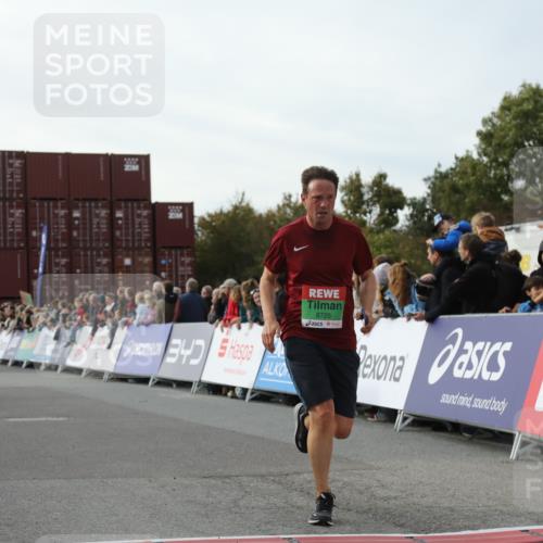03.10.2025 - Köhlbrandbrückenlauf Yannick Fuchs http://msf.ph/oto/8984443 03.10.2025 16:09:02 Ziel 7379, 7501, 7585, 7823, 8725, 9139, 9216 meine-sportfotos.de
