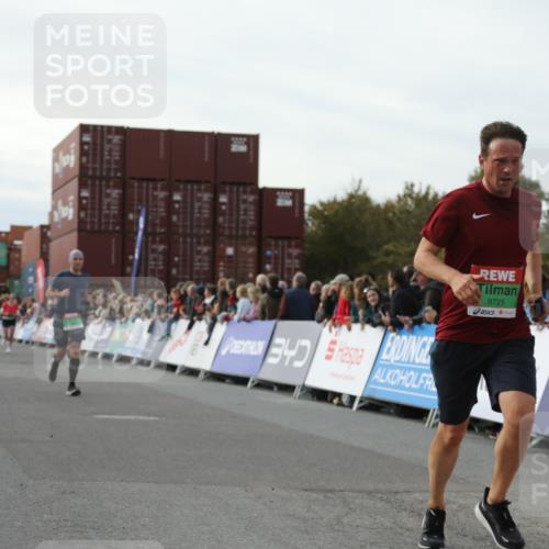 03.10.2025 - Köhlbrandbrückenlauf Yannick Fuchs http://msf.ph/oto/8984445 03.10.2025 16:09:02 Ziel 7379, 7501, 7585, 7823, 8725, 9139, 9216 meine-sportfotos.de