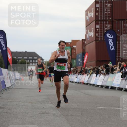 03.10.2025 - Köhlbrandbrückenlauf Yannick Fuchs http://msf.ph/oto/8984446 03.10.2025 15:55:55 Ziel 7456, 7555, 7968, 9231 meine-sportfotos.de