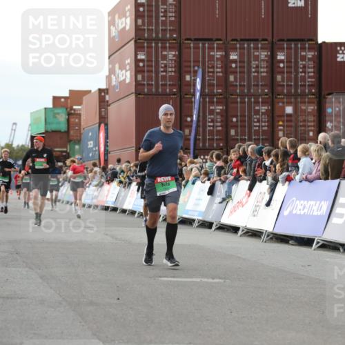 03.10.2025 - Köhlbrandbrückenlauf Yannick Fuchs http://msf.ph/oto/8984447 03.10.2025 16:09:03 Ziel 7379, 7501, 7823, 8725, 9139, 9216 meine-sportfotos.de