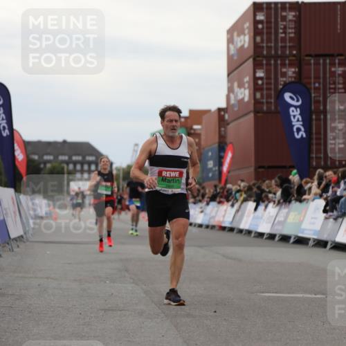 03.10.2025 - Köhlbrandbrückenlauf Yannick Fuchs http://msf.ph/oto/8984448 03.10.2025 15:55:56 Ziel 7456, 7555, 7968, 9231 meine-sportfotos.de
