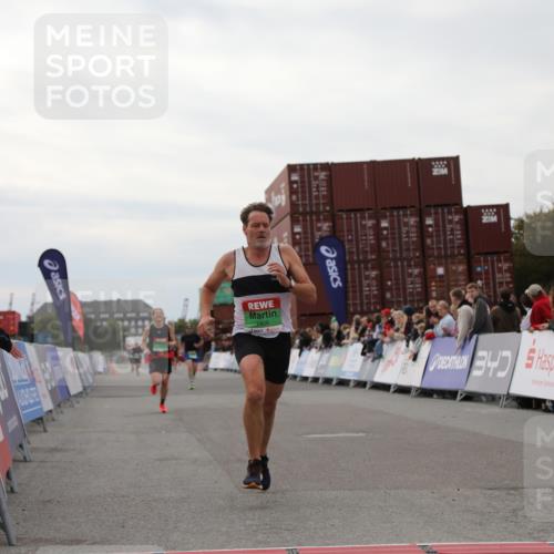 03.10.2025 - Köhlbrandbrückenlauf Yannick Fuchs http://msf.ph/oto/8984451 03.10.2025 15:55:56 Ziel 7456, 7555, 7968, 9231 meine-sportfotos.de