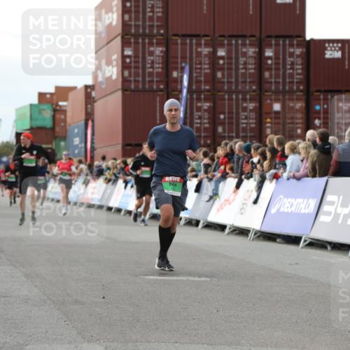 03.10.2025 - Köhlbrandbrückenlauf Yannick Fuchs http://msf.ph/oto/8984452 03.10.2025 16:09:03 Ziel 7379, 7501, 7823, 8725, 9139, 9216 meine-sportfotos.de