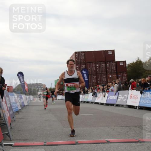 03.10.2025 - Köhlbrandbrückenlauf Yannick Fuchs http://msf.ph/oto/8984453 03.10.2025 15:55:57 Ziel 7456, 7555, 9231 meine-sportfotos.de