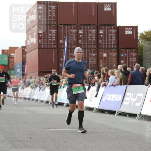 03.10.2025 - Köhlbrandbrückenlauf Yannick Fuchs http://msf.ph/oto/8984454 03.10.2025 16:09:03 Ziel 7379, 7501, 7823, 8725, 9139, 9216 meine-sportfotos.de