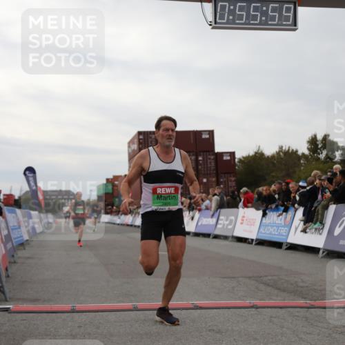 03.10.2025 - Köhlbrandbrückenlauf Yannick Fuchs http://msf.ph/oto/8984459 03.10.2025 15:55:57 Ziel 7456, 7555, 9231 meine-sportfotos.de