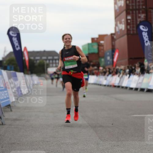 03.10.2025 - Köhlbrandbrückenlauf Yannick Fuchs http://msf.ph/oto/8984469 03.10.2025 15:55:58 Ziel 7456, 7555, 9231 meine-sportfotos.de