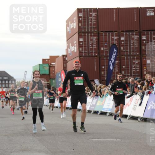 03.10.2025 - Köhlbrandbrückenlauf Yannick Fuchs http://msf.ph/oto/8984470 03.10.2025 16:09:05 Ziel 7379, 7501, 7823, 8348, 8725, 8763, 8797, 9139, 9216, 9739 meine-sportfotos.de