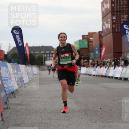 03.10.2025 - Köhlbrandbrückenlauf Yannick Fuchs http://msf.ph/oto/8984471 03.10.2025 15:55:59 Ziel 7012, 7456, 7555, 9231 meine-sportfotos.de