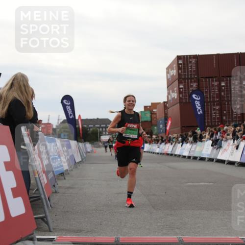 03.10.2025 - Köhlbrandbrückenlauf Yannick Fuchs http://msf.ph/oto/8984473 03.10.2025 15:55:59 Ziel 7012, 7456, 7555, 9231 meine-sportfotos.de
