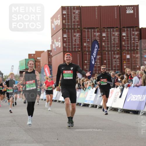 03.10.2025 - Köhlbrandbrückenlauf Yannick Fuchs http://msf.ph/oto/8984474 03.10.2025 16:09:06 Ziel 7379, 7501, 7823, 8217, 8348, 8725, 8763, 8797, 9091, 9139, 9216, 9739 meine-sportfotos.de