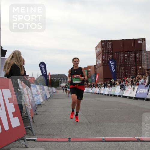 03.10.2025 - Köhlbrandbrückenlauf Yannick Fuchs http://msf.ph/oto/8984475 03.10.2025 15:55:59 Ziel 7012, 7456, 7555, 9231 meine-sportfotos.de