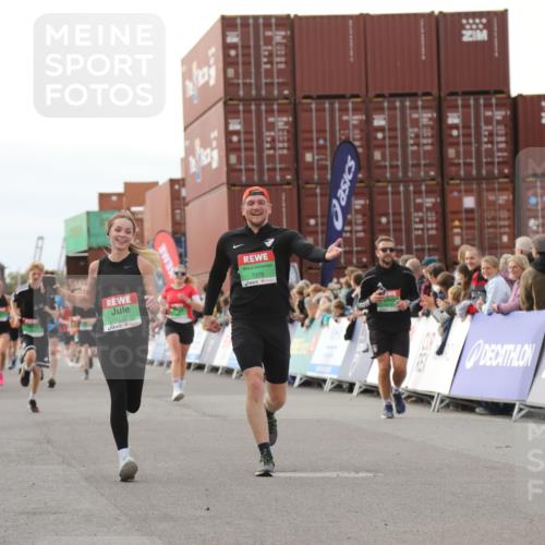 03.10.2025 - Köhlbrandbrückenlauf Yannick Fuchs http://msf.ph/oto/8984476 03.10.2025 16:09:06 Ziel 7379, 7501, 7823, 8217, 8348, 8725, 8763, 8797, 9091, 9139, 9216, 9739 meine-sportfotos.de