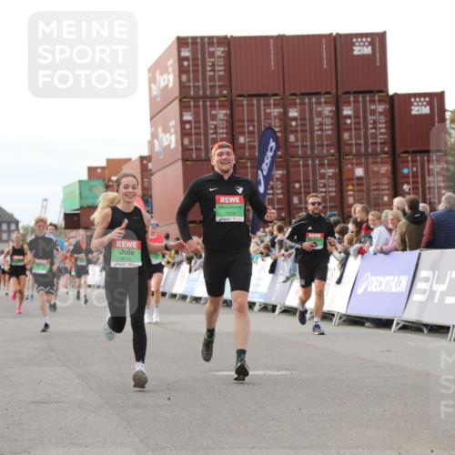 03.10.2025 - Köhlbrandbrückenlauf Yannick Fuchs http://msf.ph/oto/8984479 03.10.2025 16:09:06 Ziel 7379, 7501, 7823, 8217, 8348, 8725, 8763, 8797, 9091, 9139, 9216, 9739 meine-sportfotos.de