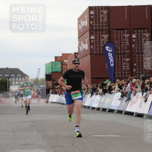 03.10.2025 - Köhlbrandbrückenlauf Yannick Fuchs http://msf.ph/oto/8984496 03.10.2025 15:56:02 Ziel 7012, 7555, 9231, 9525 meine-sportfotos.de