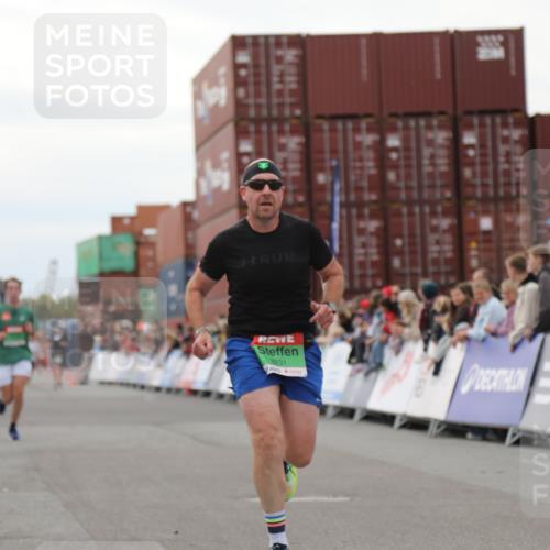 03.10.2025 - Köhlbrandbrückenlauf Yannick Fuchs http://msf.ph/oto/8984503 03.10.2025 15:56:03 Ziel 7012, 7555, 9231, 9525 meine-sportfotos.de