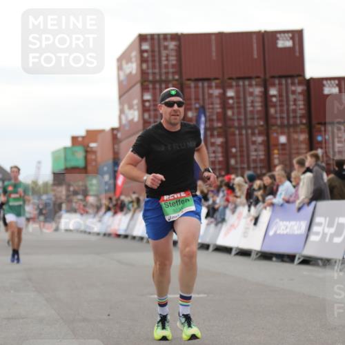03.10.2025 - Köhlbrandbrückenlauf Yannick Fuchs http://msf.ph/oto/8984506 03.10.2025 15:56:03 Ziel 7012, 7555, 9231, 9525 meine-sportfotos.de