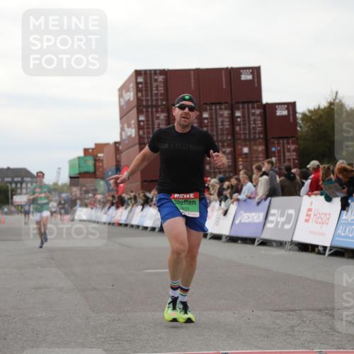 03.10.2025 - Köhlbrandbrückenlauf Yannick Fuchs http://msf.ph/oto/8984508 03.10.2025 15:56:03 Ziel 7012, 7555, 9231, 9525 meine-sportfotos.de