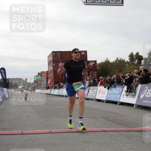 03.10.2025 - Köhlbrandbrückenlauf Yannick Fuchs http://msf.ph/oto/8984511 03.10.2025 15:56:03 Ziel 7012, 7555, 9231, 9525 meine-sportfotos.de