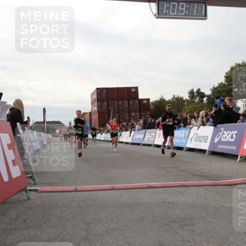 03.10.2025 - Köhlbrandbrückenlauf Yannick Fuchs http://msf.ph/oto/8984514 03.10.2025 16:09:09 Ziel 7379, 7501, 7822, 7823, 8217, 8348, 8763, 8797, 9019, 9091, 9139, 9216, 9739 meine-sportfotos.de