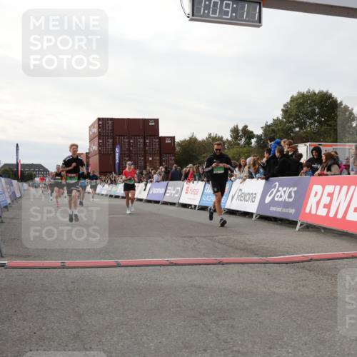 03.10.2025 - Köhlbrandbrückenlauf Yannick Fuchs http://msf.ph/oto/8984516 03.10.2025 16:09:09 Ziel 7379, 7501, 7822, 7823, 8217, 8348, 8763, 8797, 9019, 9091, 9139, 9216, 9739 meine-sportfotos.de
