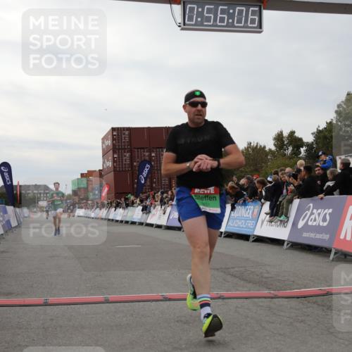 03.10.2025 - Köhlbrandbrückenlauf Yannick Fuchs http://msf.ph/oto/8984517 03.10.2025 15:56:04 Ziel 7012, 8820, 9231, 9525 meine-sportfotos.de
